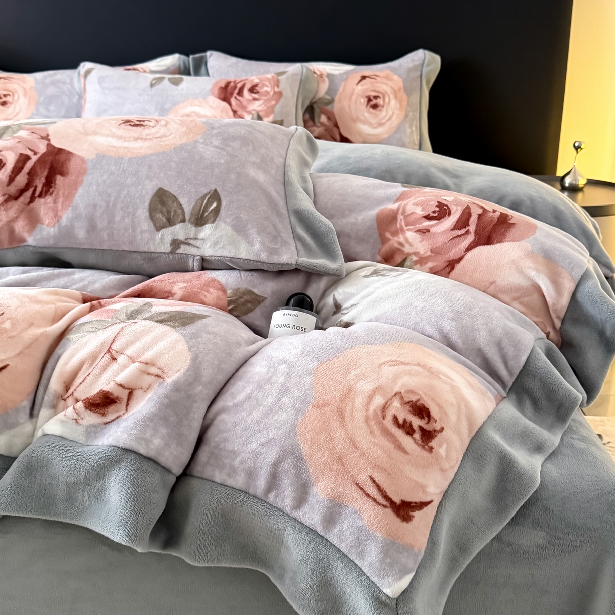 91家纺网 家纺一手货源 找家纺 （总）KA家纺 2025新款秋冬轻奢高克重双拼角牛奶绒四件套