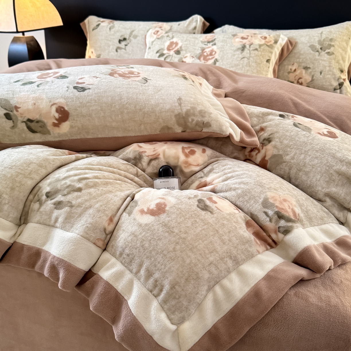 91家纺网 家纺一手货源 找家纺 （总）KA家纺 2025新款秋冬轻奢高克重双拼角牛奶绒四件套