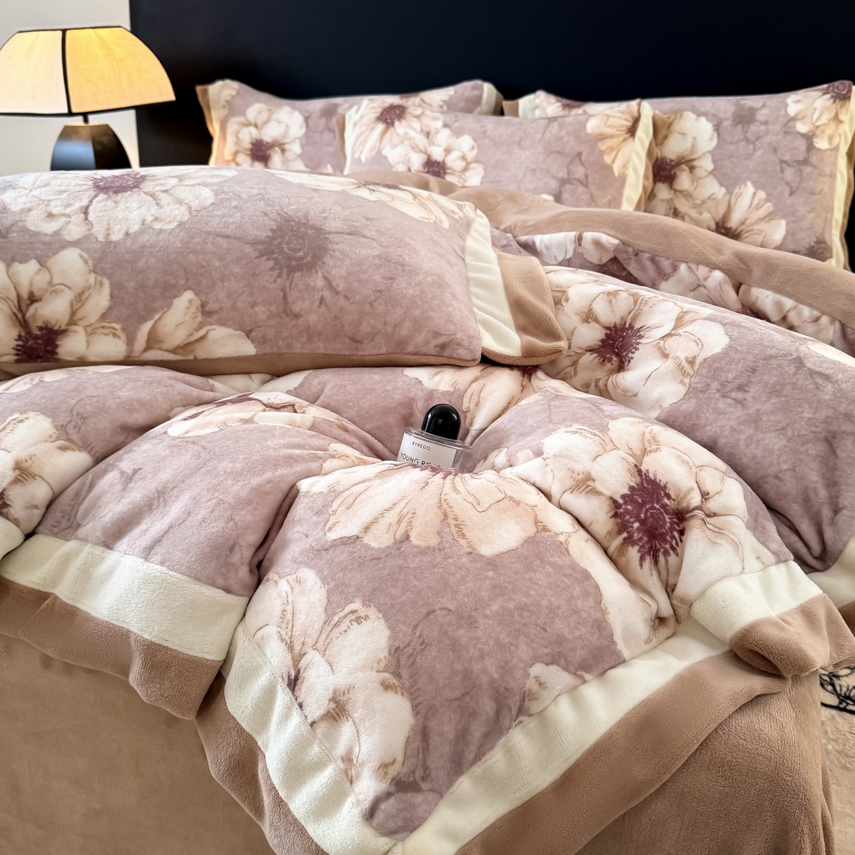 91家纺网 家纺一手货源 找家纺 （总）KA家纺 2025新款秋冬轻奢高克重双拼角牛奶绒四件套