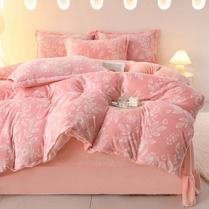 91家纺网 家纺一手货源 找家纺 畅畅家纺 2025新款亲肤舒适冬季保暖8斤重牛奶绒6D雕花绒床单四件套 花甜蜜意-粉