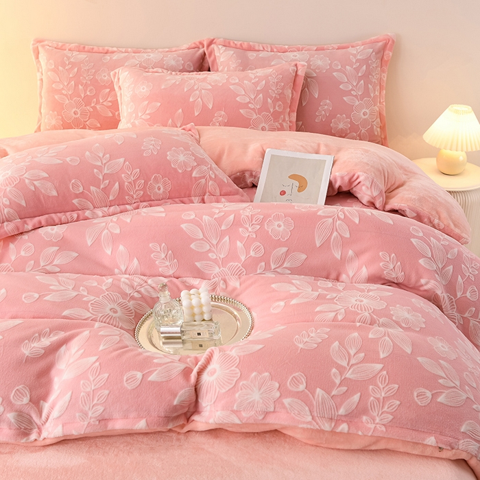 91家纺网 家纺一手货源 找家纺 畅畅家纺 2025新款亲肤舒适冬季保暖8斤重牛奶绒6D雕花绒床单四件套 花甜蜜意-粉
