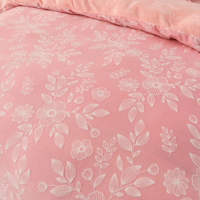 91家纺网 家纺一手货源 找家纺 畅畅家纺 2025新款亲肤舒适冬季保暖8斤重牛奶绒6D雕花绒床单四件套 花甜蜜意-粉