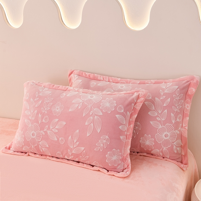 91家纺网 家纺一手货源 找家纺 畅畅家纺 2025新款亲肤舒适冬季保暖8斤重牛奶绒6D雕花绒床单四件套 花甜蜜意-粉