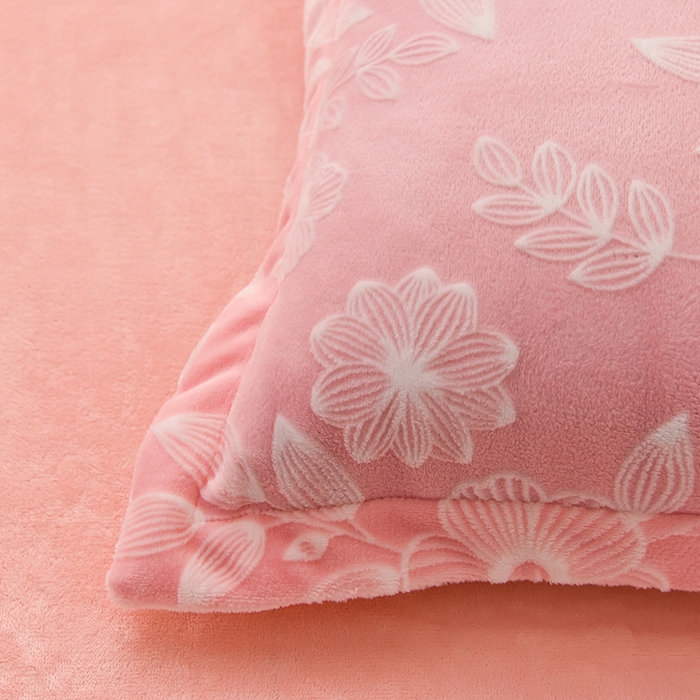 91家纺网 家纺一手货源 找家纺 畅畅家纺 2025新款亲肤舒适冬季保暖8斤重牛奶绒6D雕花绒床单四件套 花甜蜜意-粉