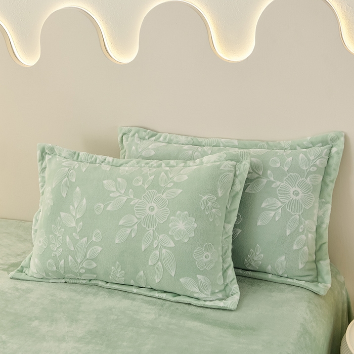 91家纺网 家纺一手货源 找家纺 畅畅家纺 2025新款亲肤舒适冬季保暖8斤重牛奶绒6D雕花绒床单四件套 花甜蜜意-绿