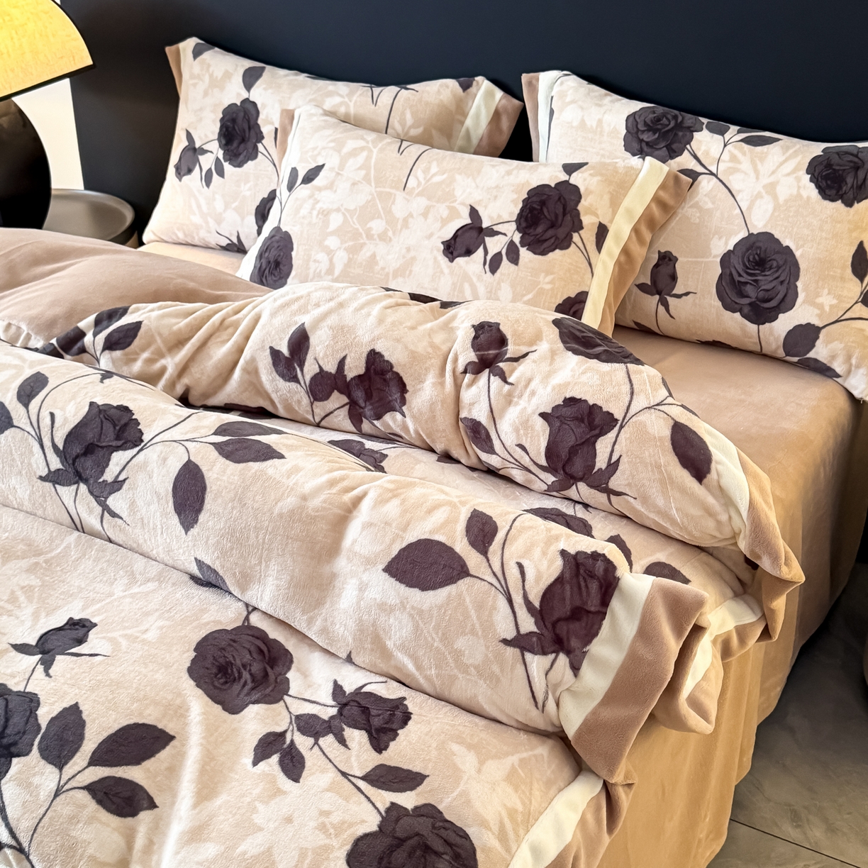 91家纺网 家纺一手货源 找家纺 KA家纺 2025新款秋冬轻奢高克重双拼角牛奶绒四件套 玫瑰之吻