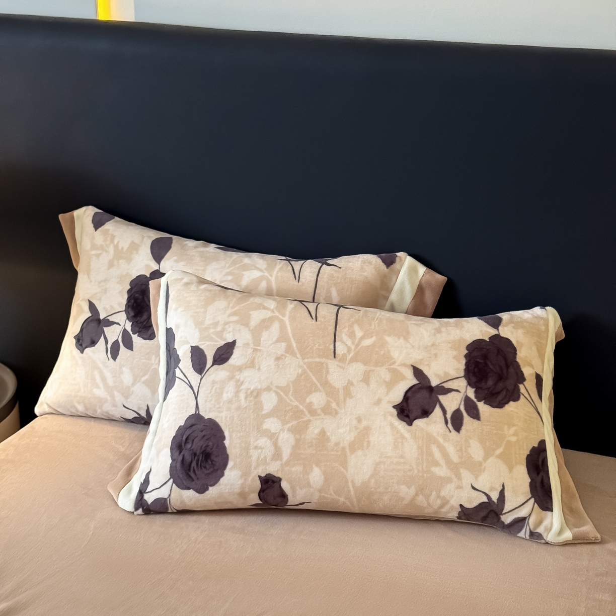 91家纺网 家纺一手货源 找家纺 KA家纺 2025新款秋冬轻奢高克重双拼角牛奶绒四件套 玫瑰之吻