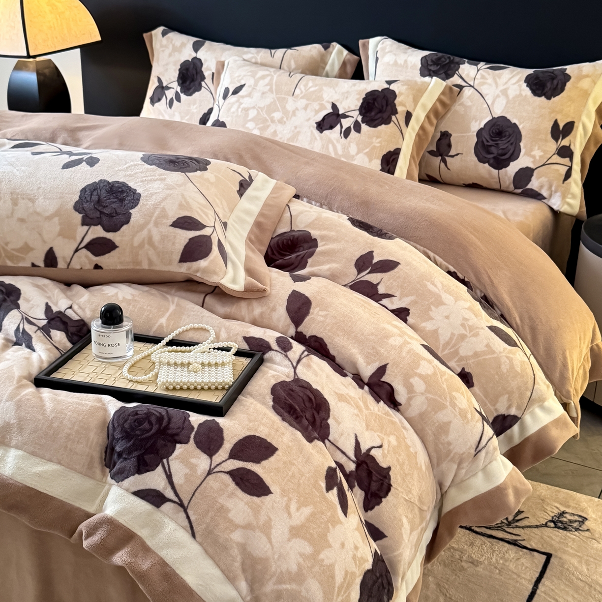 91家纺网 家纺一手货源 找家纺 KA家纺 2025新款秋冬轻奢高克重双拼角牛奶绒四件套 玫瑰之吻