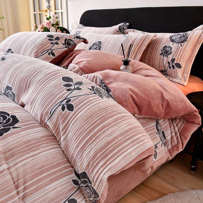 91家纺网 家纺一手货源 找家纺 畅畅家纺 2025新款亲肤舒适冬季保暖8斤重牛奶绒6D雕花绒床单四件套 玫瑰-粉