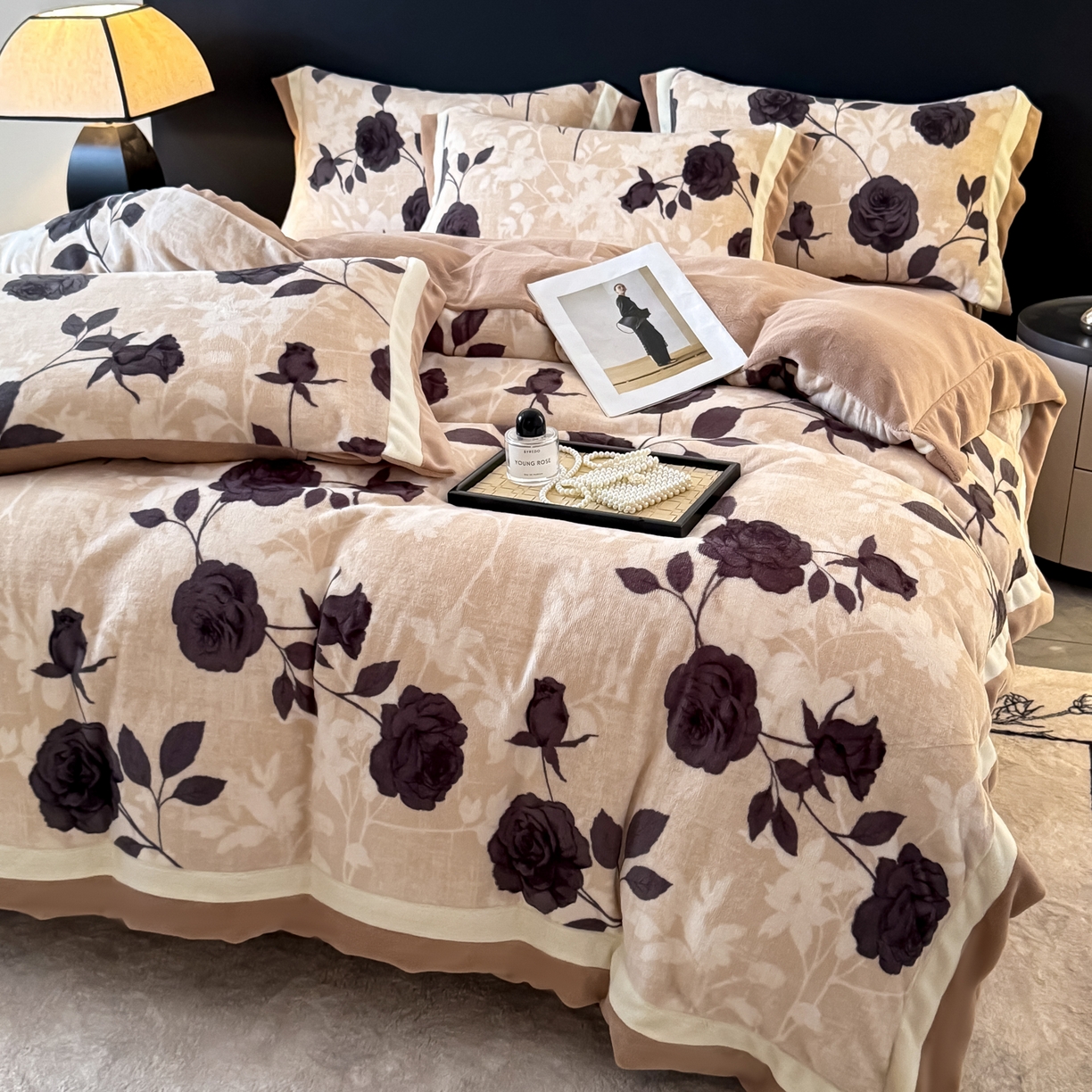 91家纺网 家纺一手货源 找家纺 KA家纺 2025新款秋冬轻奢高克重双拼角牛奶绒四件套 玫瑰之吻