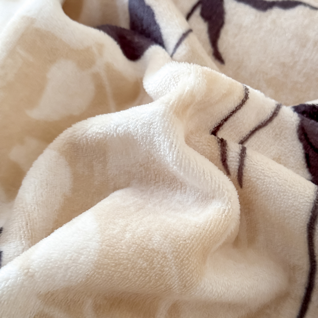 91家纺网 家纺一手货源 找家纺 KA家纺 2025新款秋冬轻奢高克重双拼角牛奶绒四件套 玫瑰之吻