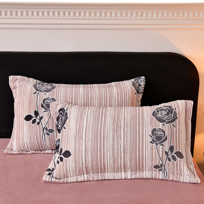 91家纺网 家纺一手货源 找家纺 畅畅家纺 2025新款亲肤舒适冬季保暖8斤重牛奶绒6D雕花绒床单四件套 玫瑰-粉