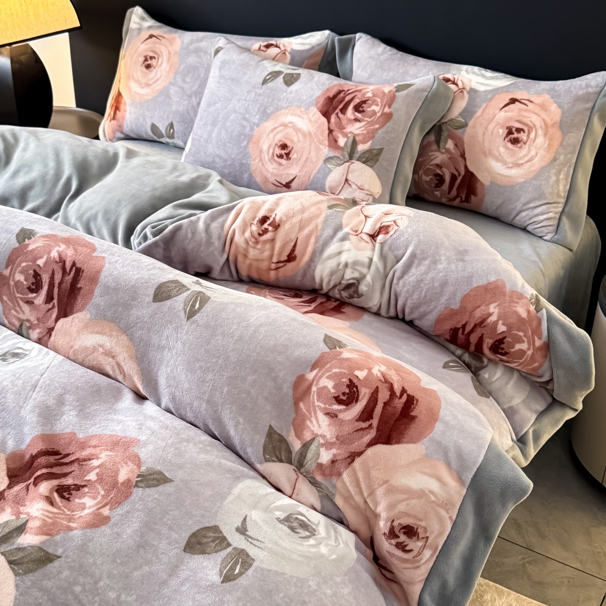 91家纺网 家纺一手货源 找家纺 KA家纺 2025新款秋冬轻奢高克重双拼角牛奶绒四件套 繁花似锦