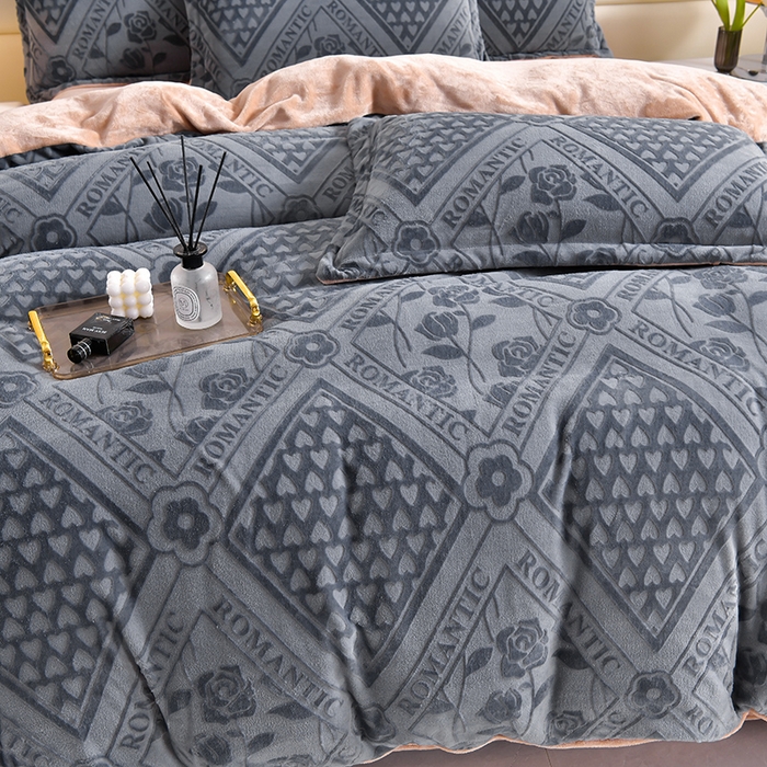 91家纺网 家纺一手货源 找家纺 畅畅家纺 2025新款亲肤舒适冬季保暖8斤重牛奶绒6D雕花绒床单四件套 欧式风情-灰