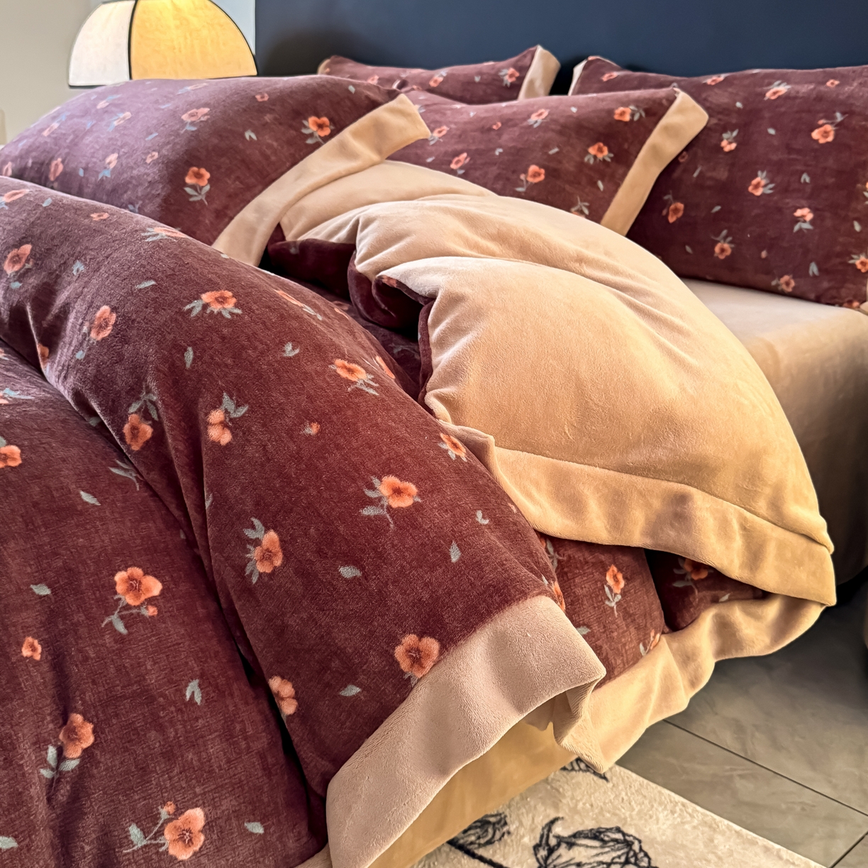 91家纺网 家纺一手货源 找家纺 KA家纺 2025新款秋冬轻奢高克重双拼角牛奶绒四件套 复古粉黛