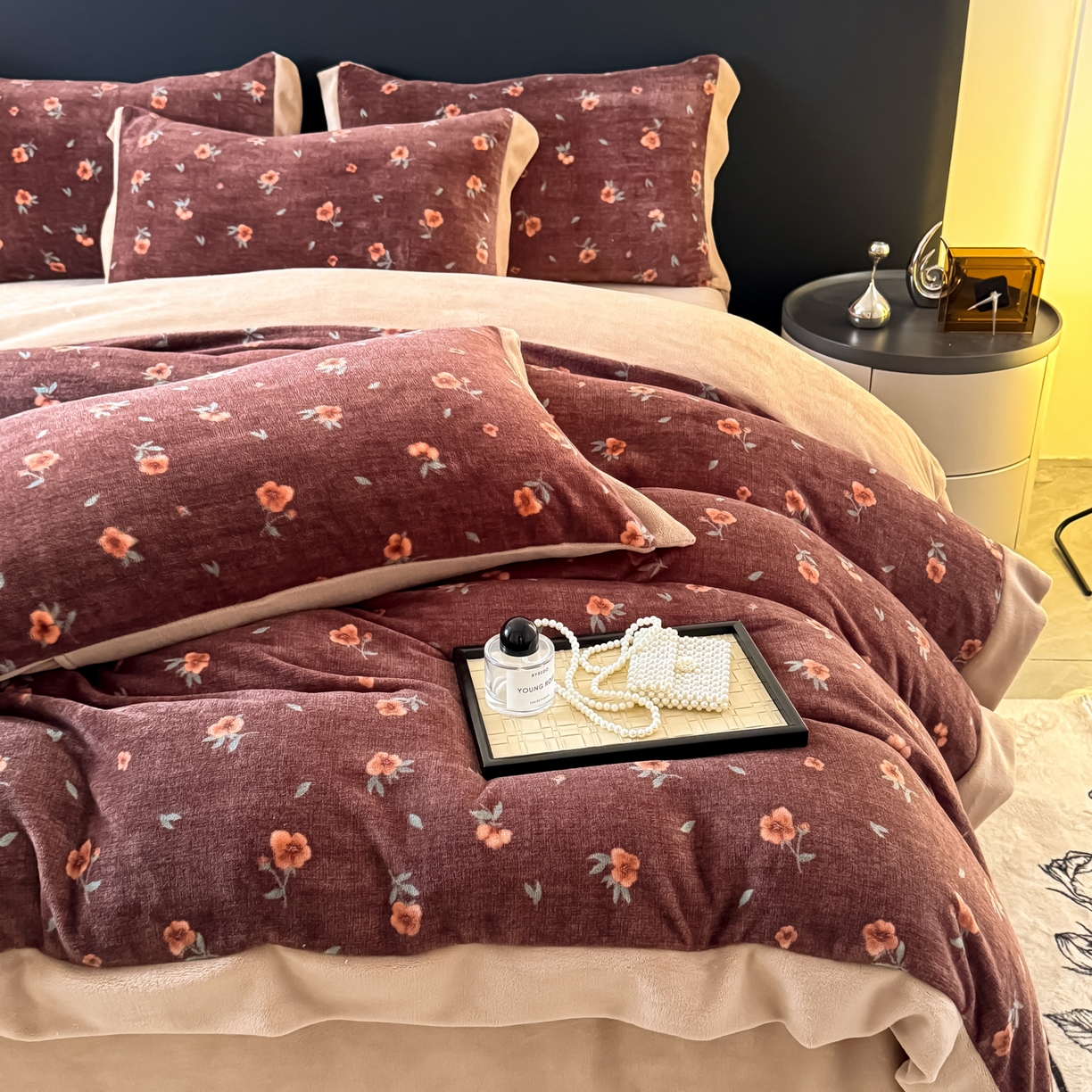 91家纺网 家纺一手货源 找家纺 KA家纺 2025新款秋冬轻奢高克重双拼角牛奶绒四件套 复古粉黛