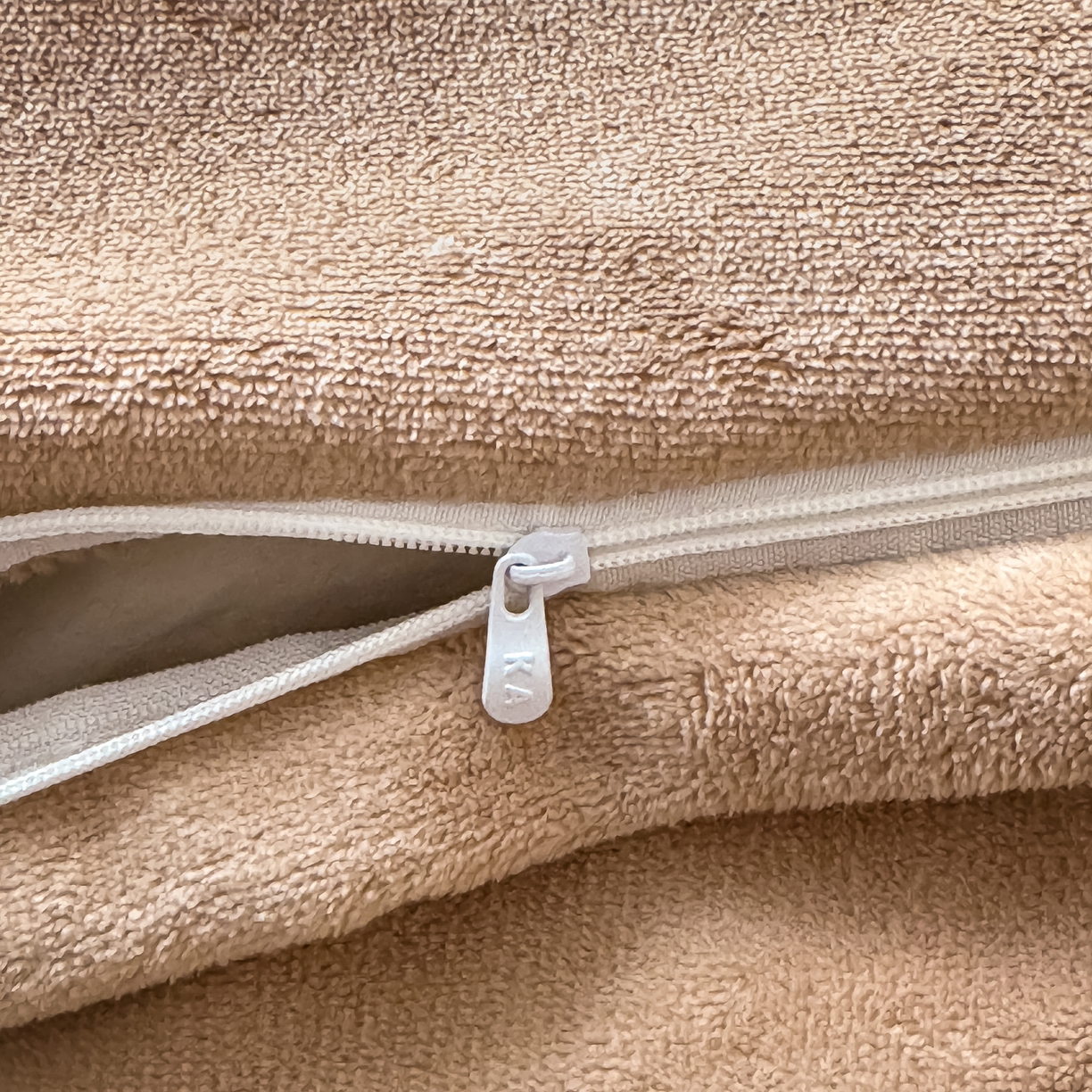 91家纺网 家纺一手货源 找家纺 KA家纺 2025新款秋冬轻奢高克重双拼角牛奶绒四件套 复古粉黛