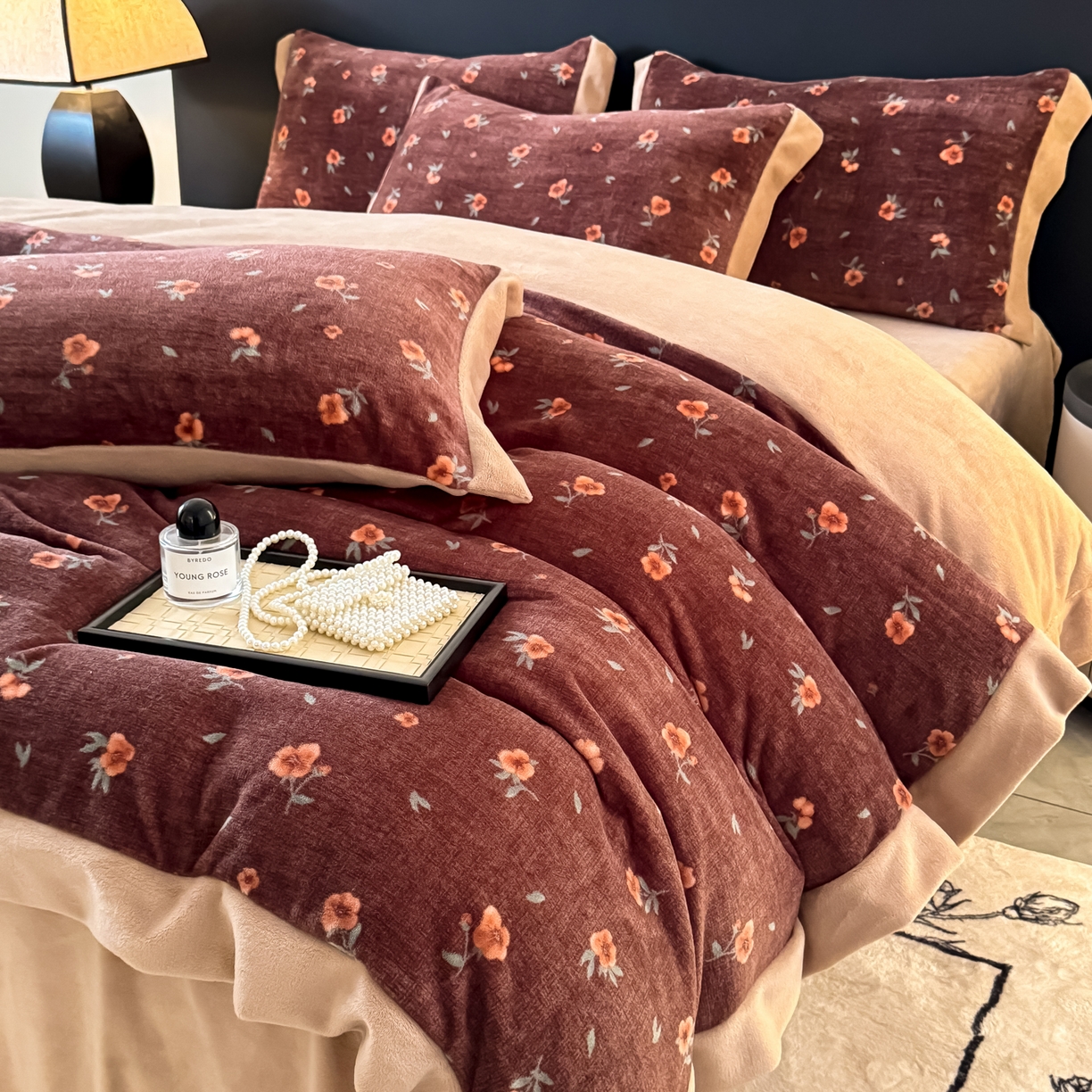 91家纺网 家纺一手货源 找家纺 KA家纺 2025新款秋冬轻奢高克重双拼角牛奶绒四件套 复古粉黛