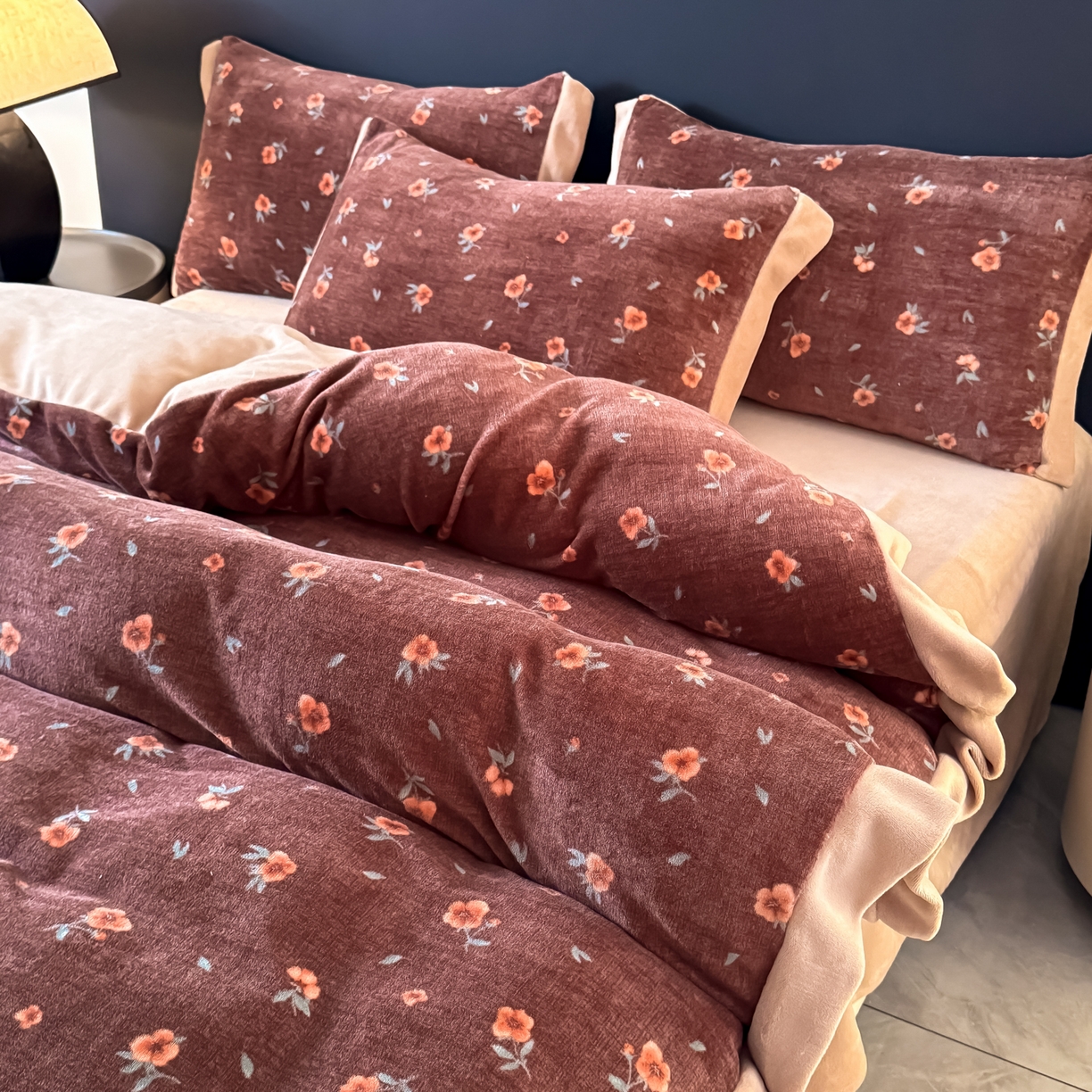 91家纺网 家纺一手货源 找家纺 KA家纺 2025新款秋冬轻奢高克重双拼角牛奶绒四件套 复古粉黛