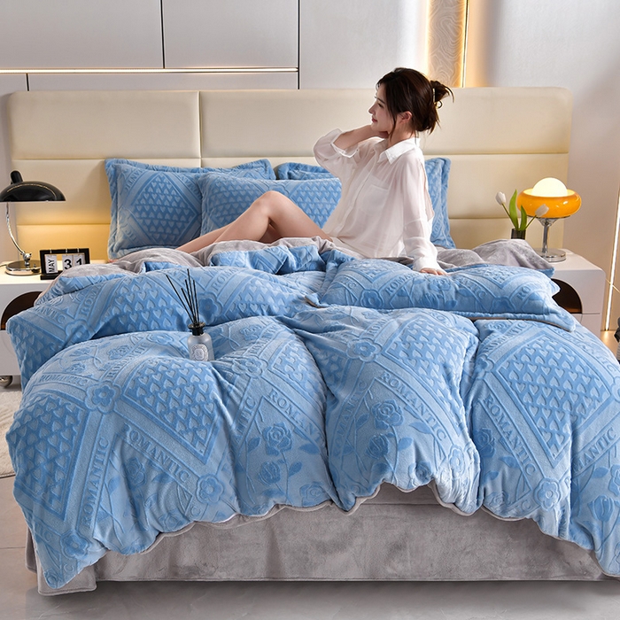 91家纺网 家纺一手货源 找家纺 畅畅家纺 2025新款亲肤舒适冬季保暖8斤重牛奶绒6D雕花绒床单四件套 欧式风情-蓝+灰