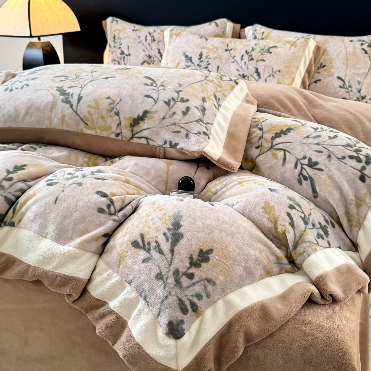 KA家纺 2025新款秋冬轻奢高克重双拼角牛奶绒四件套 鎏金岁月