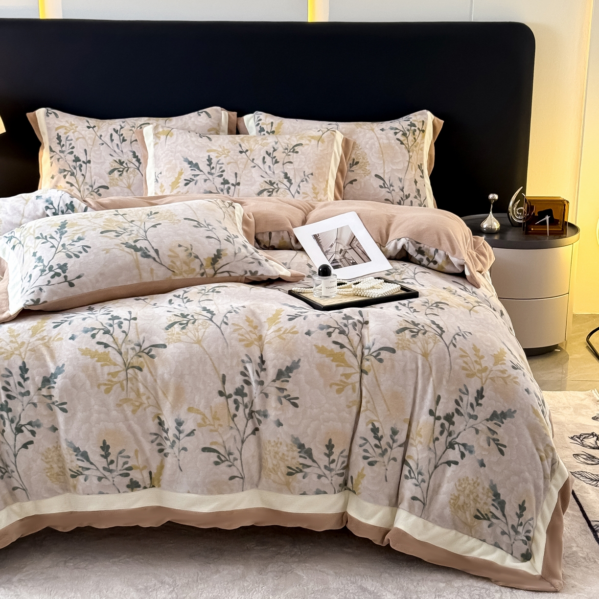 91家纺网 家纺一手货源 找家纺 KA家纺 2025新款秋冬轻奢高克重双拼角牛奶绒四件套 鎏金岁月