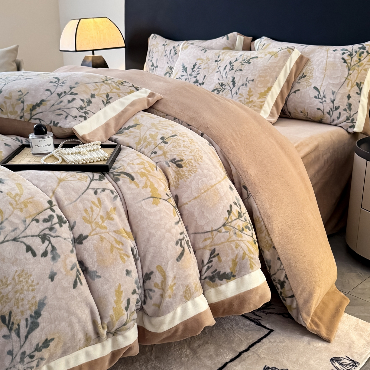 91家纺网 家纺一手货源 找家纺 KA家纺 2025新款秋冬轻奢高克重双拼角牛奶绒四件套 鎏金岁月