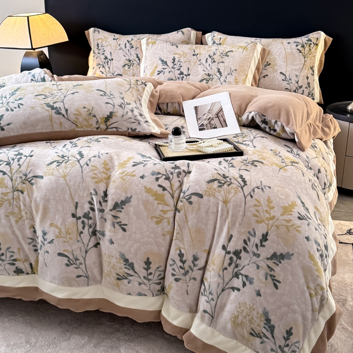 91家纺网 家纺一手货源 找家纺 KA家纺 2025新款秋冬轻奢高克重双拼角牛奶绒四件套 鎏金岁月