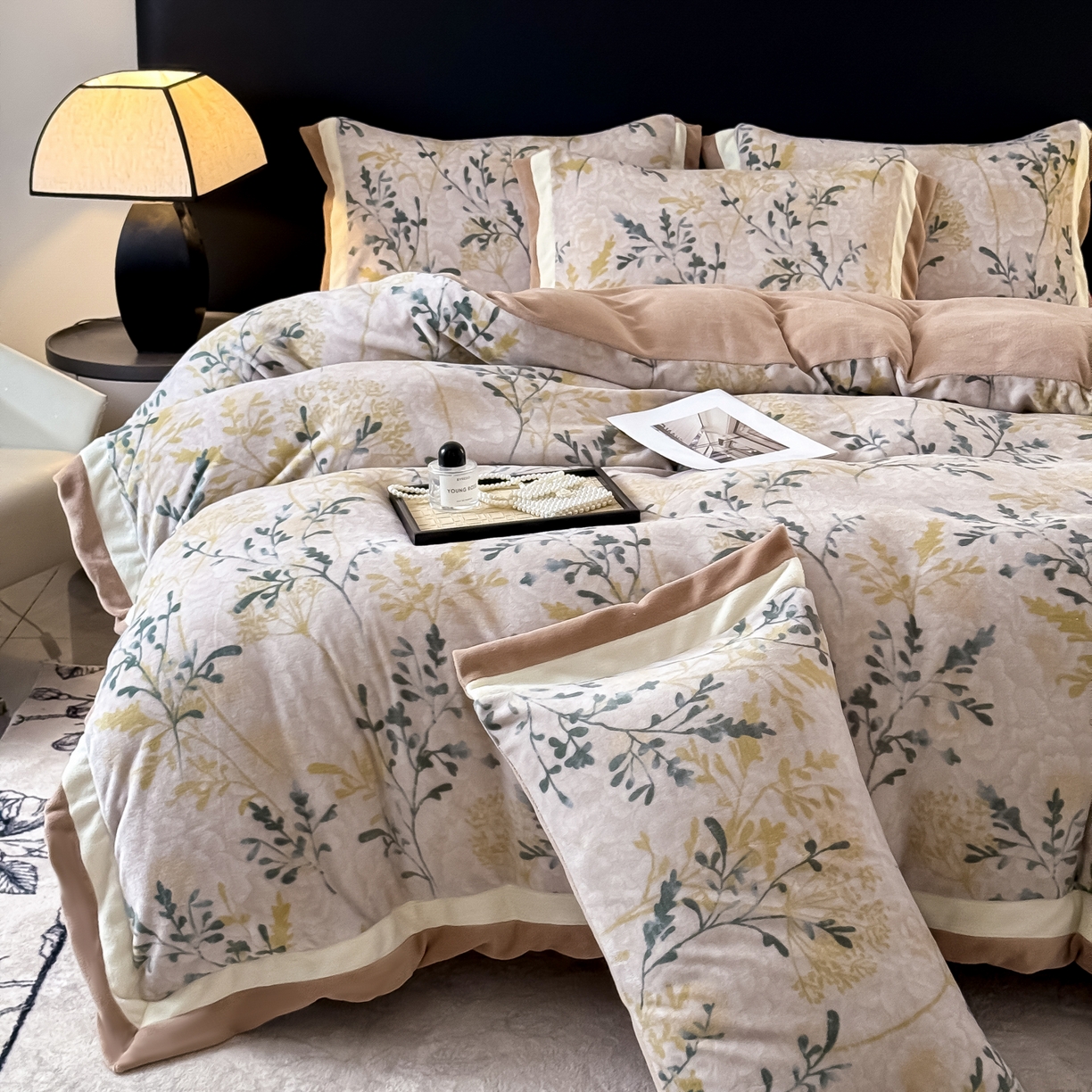 91家纺网 家纺一手货源 找家纺 KA家纺 2025新款秋冬轻奢高克重双拼角牛奶绒四件套 鎏金岁月