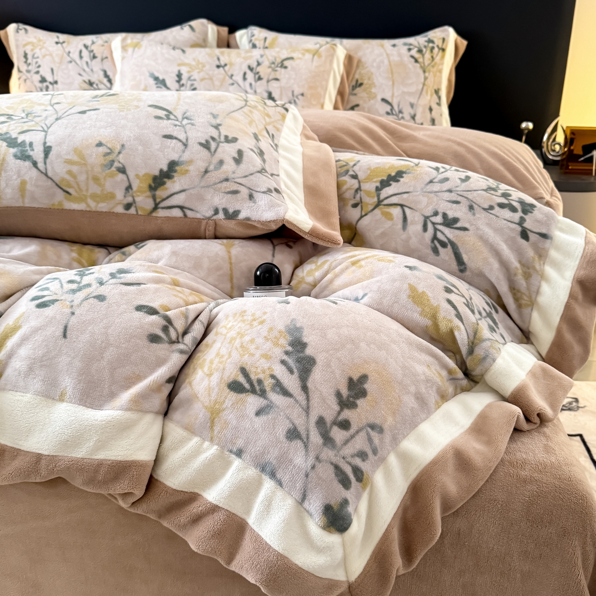 91家纺网 家纺一手货源 找家纺 KA家纺 2025新款秋冬轻奢高克重双拼角牛奶绒四件套 鎏金岁月