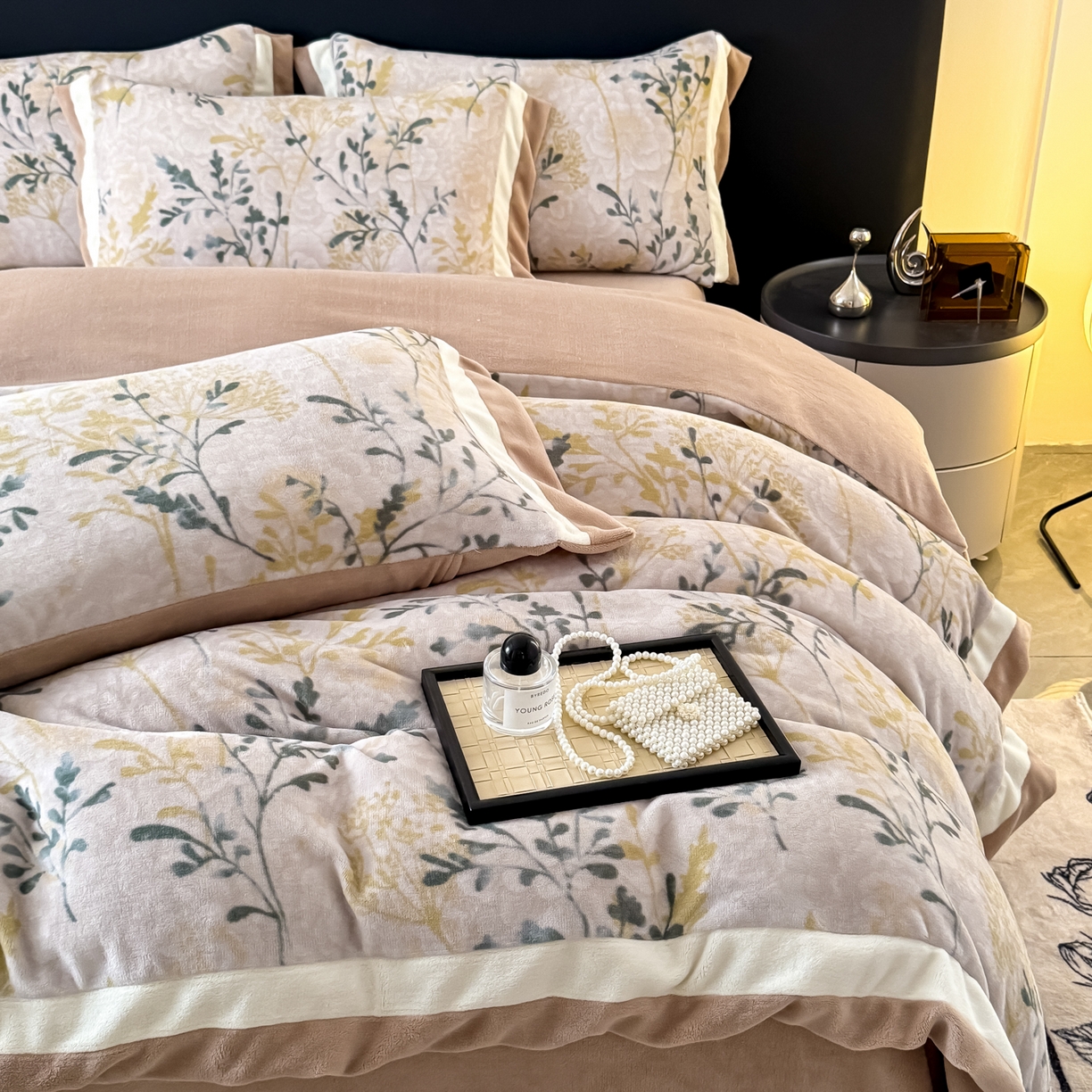 91家纺网 家纺一手货源 找家纺 KA家纺 2025新款秋冬轻奢高克重双拼角牛奶绒四件套 鎏金岁月