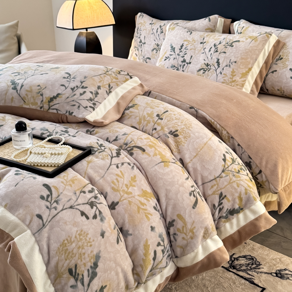 91家纺网 家纺一手货源 找家纺 KA家纺 2025新款秋冬轻奢高克重双拼角牛奶绒四件套 鎏金岁月