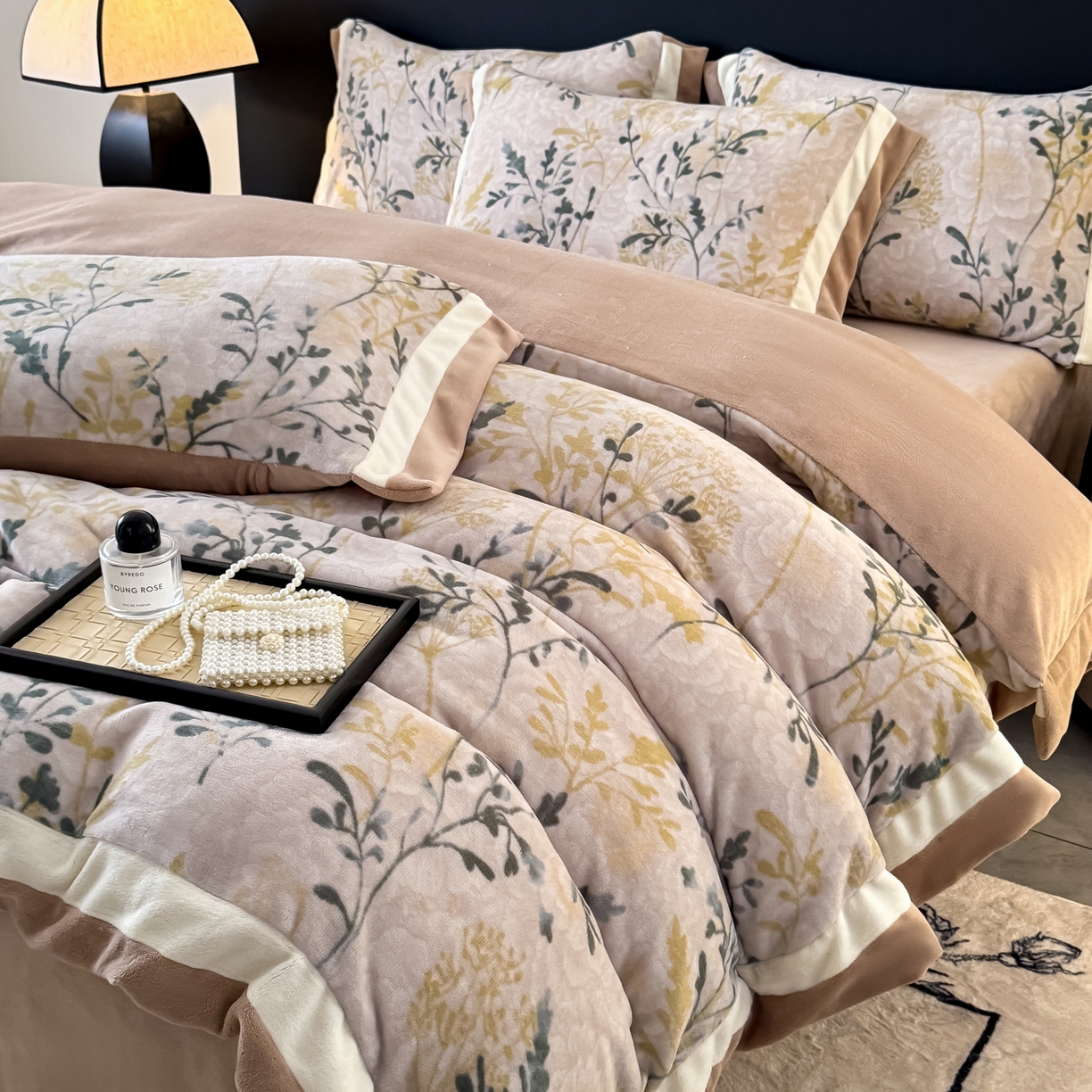 91家纺网 家纺一手货源 找家纺 KA家纺 2025新款秋冬轻奢高克重双拼角牛奶绒四件套 鎏金岁月