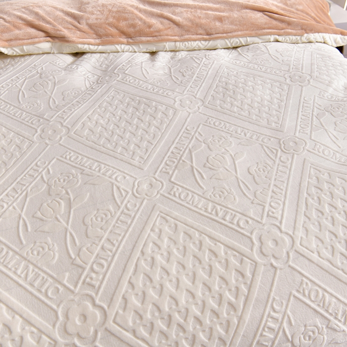 91家纺网 家纺一手货源 找家纺 畅畅家纺 2025新款亲肤舒适冬季保暖8斤重牛奶绒6D雕花绒床单四件套 欧式风情-奶白