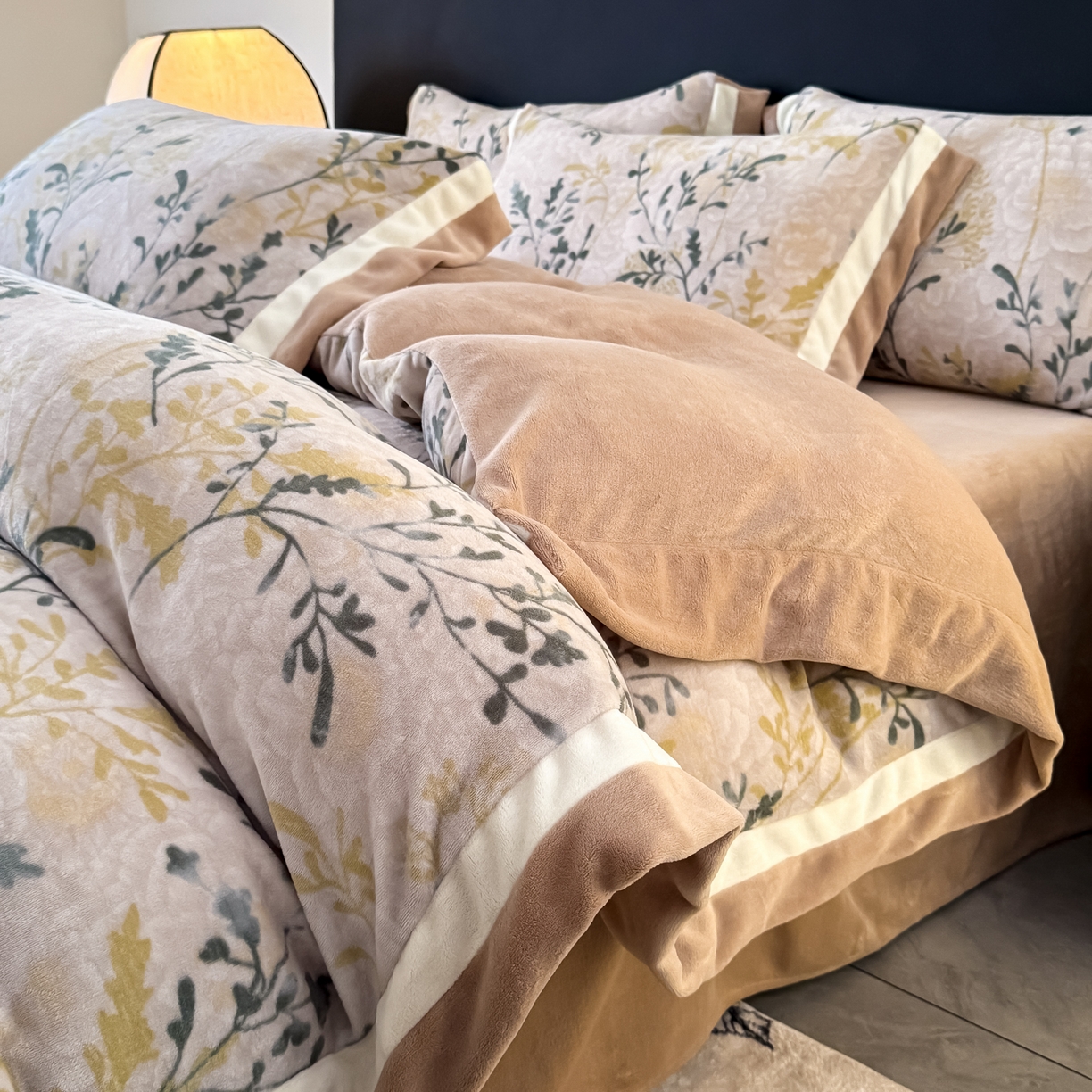 91家纺网 家纺一手货源 找家纺 KA家纺 2025新款秋冬轻奢高克重双拼角牛奶绒四件套 鎏金岁月