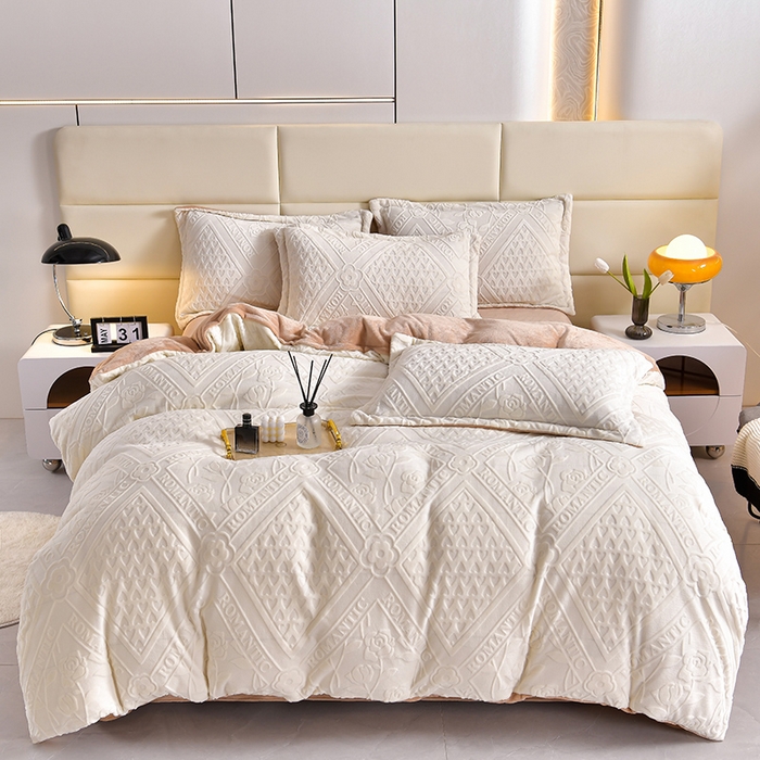 91家纺网 家纺一手货源 找家纺 畅畅家纺 2025新款亲肤舒适冬季保暖8斤重牛奶绒6D雕花绒床单四件套 欧式风情-奶白