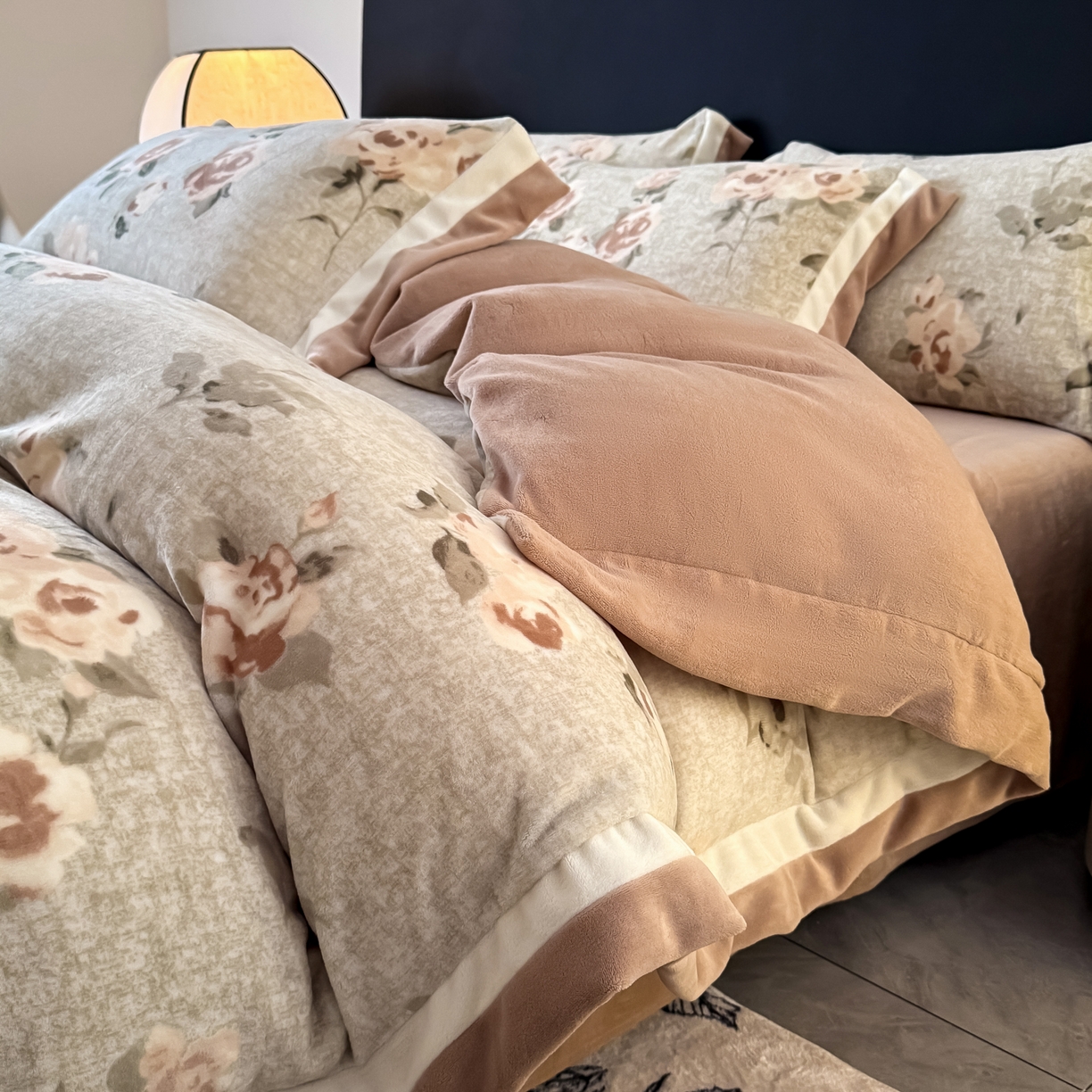 91家纺网 家纺一手货源 找家纺 KA家纺 2025新款秋冬轻奢高克重双拼角牛奶绒四件套 木棉花