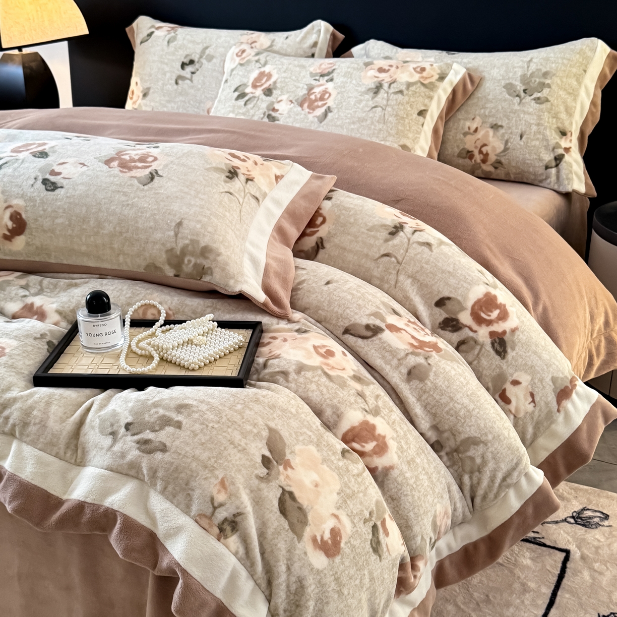 91家纺网 家纺一手货源 找家纺 KA家纺 2025新款秋冬轻奢高克重双拼角牛奶绒四件套 木棉花