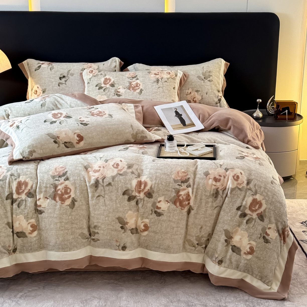 91家纺网 家纺一手货源 找家纺 KA家纺 2025新款秋冬轻奢高克重双拼角牛奶绒四件套 木棉花