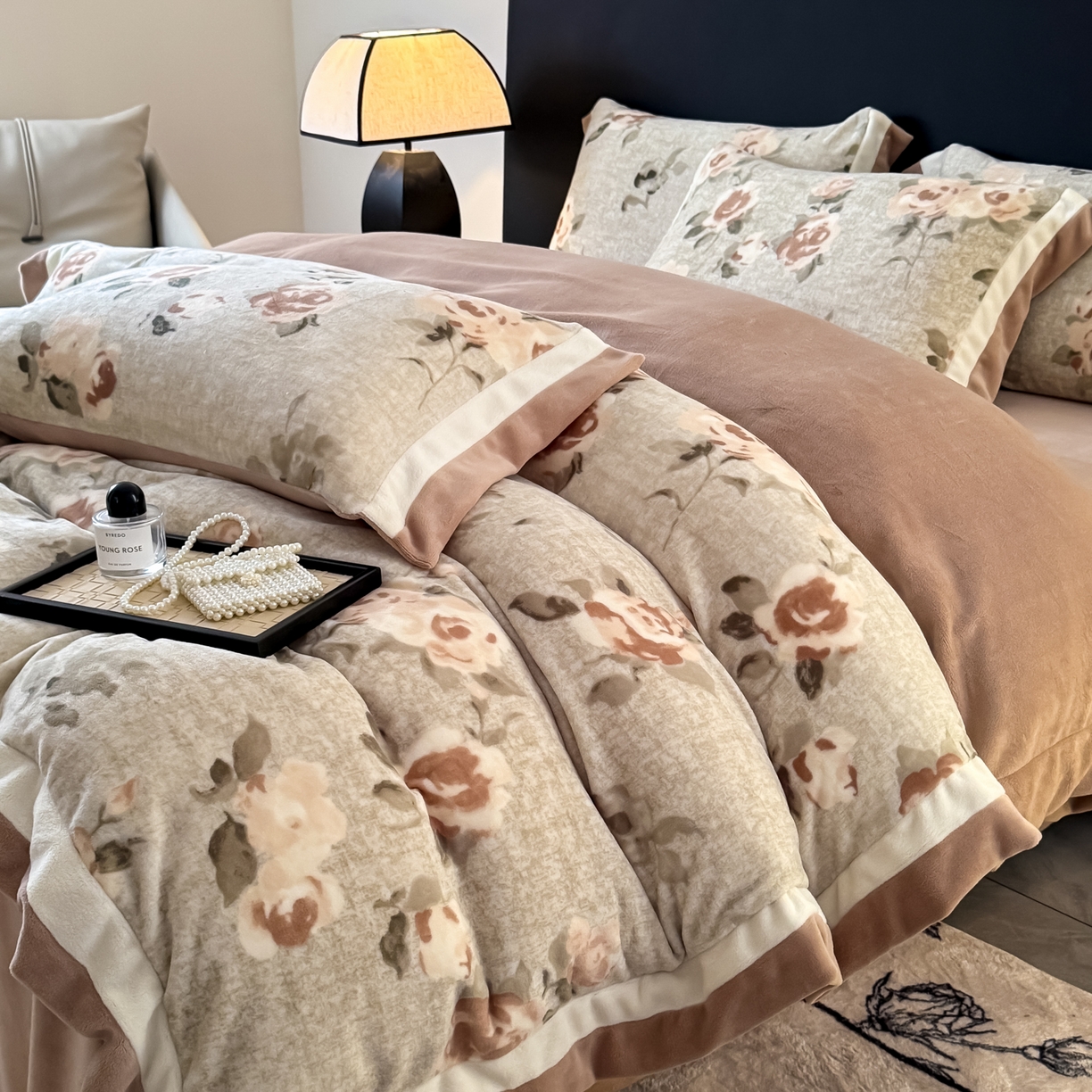 91家纺网 家纺一手货源 找家纺 KA家纺 2025新款秋冬轻奢高克重双拼角牛奶绒四件套 木棉花