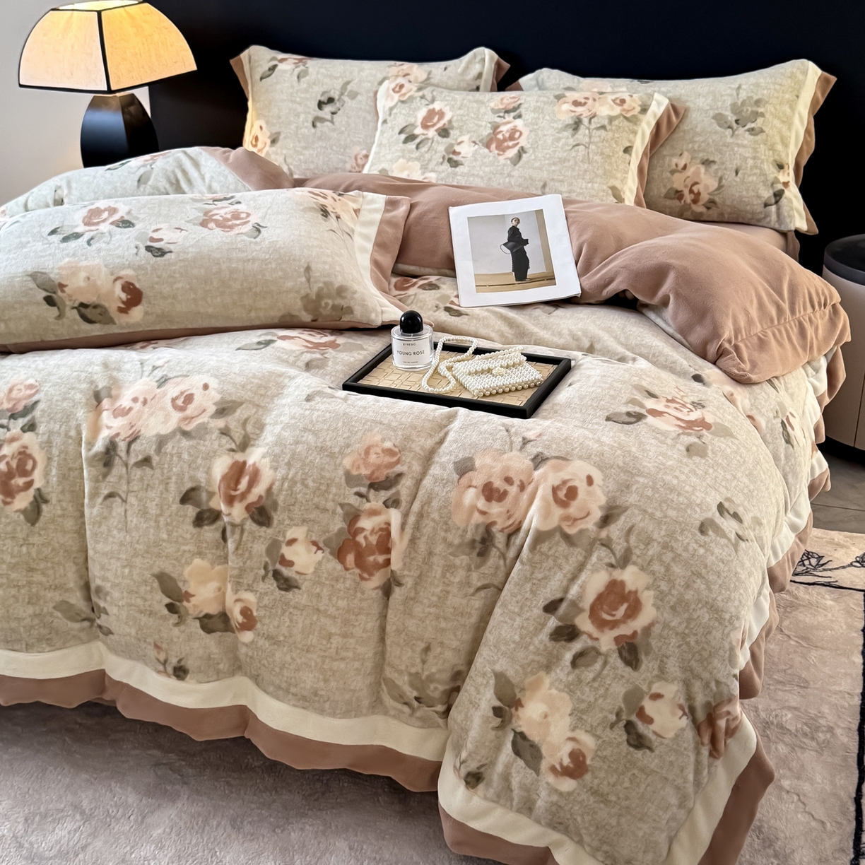 91家纺网 家纺一手货源 找家纺 KA家纺 2025新款秋冬轻奢高克重双拼角牛奶绒四件套 木棉花