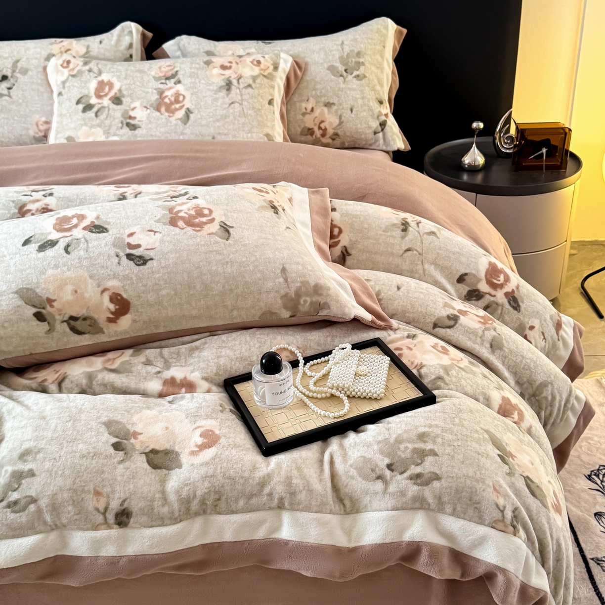 91家纺网 家纺一手货源 找家纺 KA家纺 2025新款秋冬轻奢高克重双拼角牛奶绒四件套 木棉花