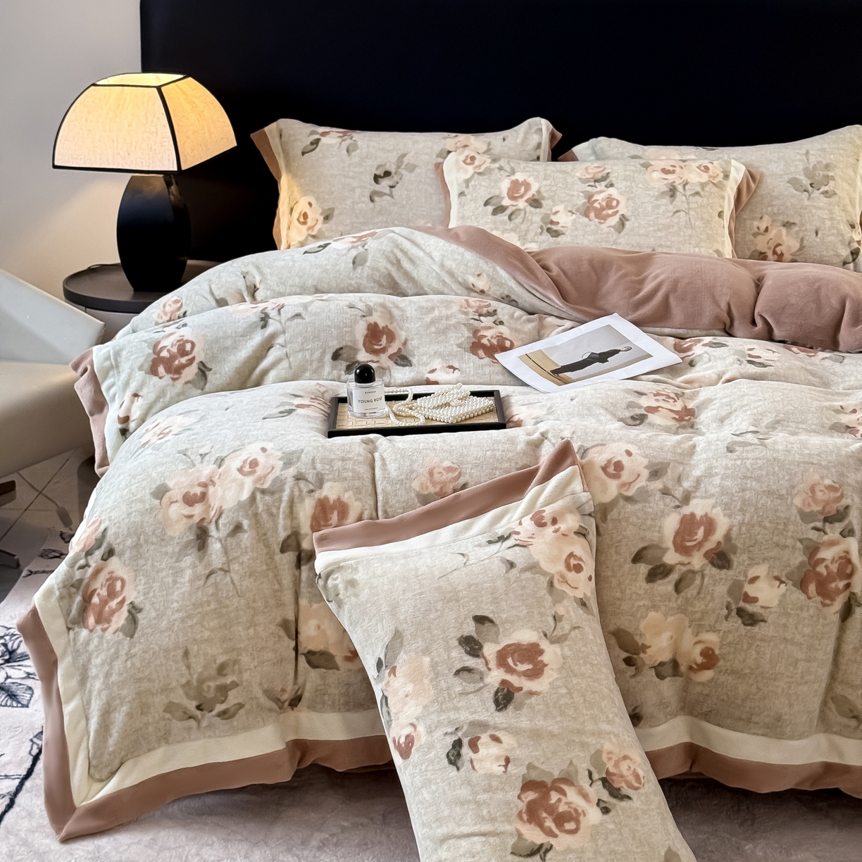 91家纺网 家纺一手货源 找家纺 KA家纺 2025新款秋冬轻奢高克重双拼角牛奶绒四件套 木棉花