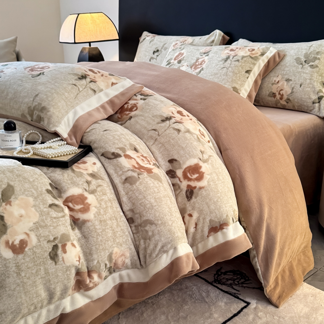 91家纺网 家纺一手货源 找家纺 KA家纺 2025新款秋冬轻奢高克重双拼角牛奶绒四件套 木棉花