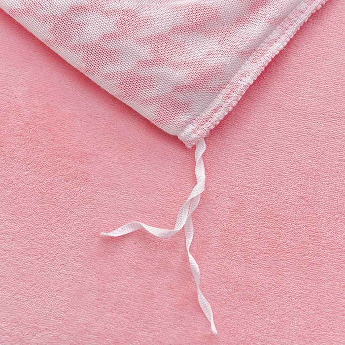 91家纺网 家纺一手货源 找家纺 畅畅家纺 2025新款亲肤舒适冬季保暖8斤重牛奶绒6D雕花绒床单四件套 千鸟格-粉