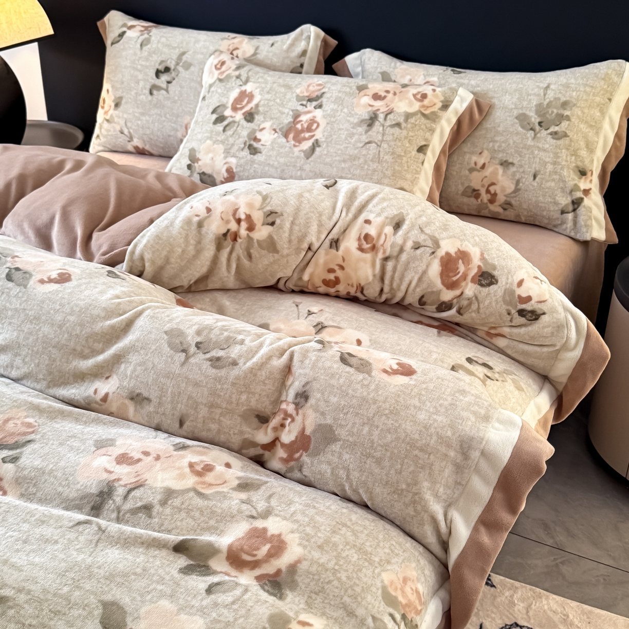 91家纺网 家纺一手货源 找家纺 KA家纺 2025新款秋冬轻奢高克重双拼角牛奶绒四件套 木棉花