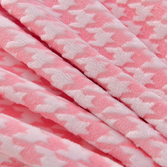 91家纺网 家纺一手货源 找家纺 畅畅家纺 2025新款亲肤舒适冬季保暖8斤重牛奶绒6D雕花绒床单四件套 千鸟格-粉