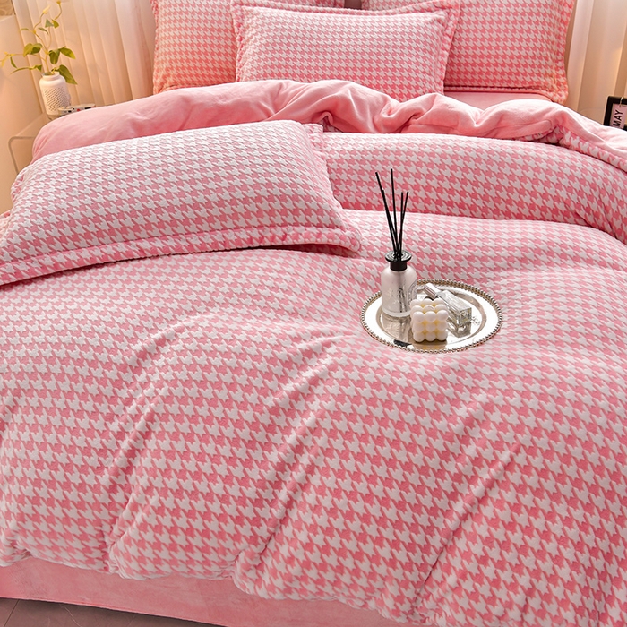 91家纺网 家纺一手货源 找家纺 畅畅家纺 2025新款亲肤舒适冬季保暖8斤重牛奶绒6D雕花绒床单四件套 千鸟格-粉