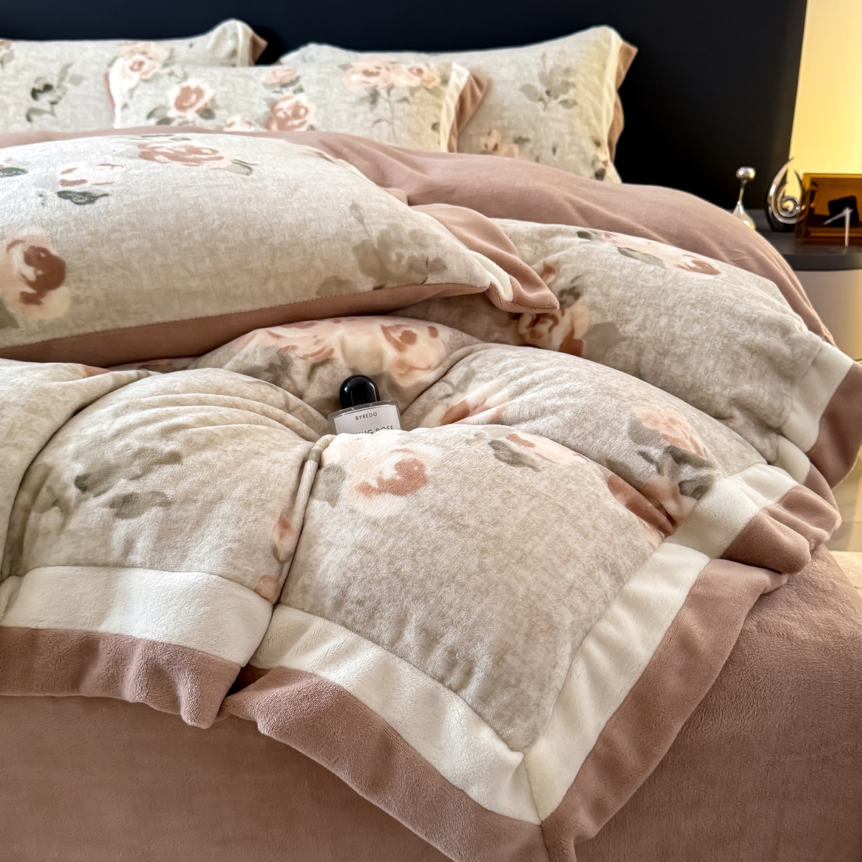 91家纺网 家纺一手货源 找家纺 KA家纺 2025新款秋冬轻奢高克重双拼角牛奶绒四件套 木棉花