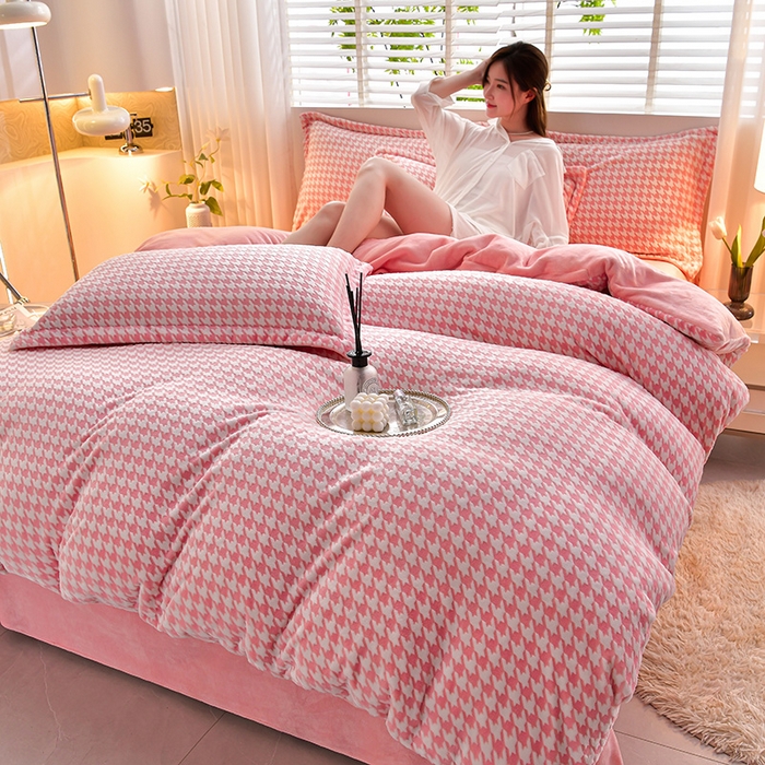 91家纺网 家纺一手货源 找家纺 畅畅家纺 2025新款亲肤舒适冬季保暖8斤重牛奶绒6D雕花绒床单四件套 千鸟格-粉
